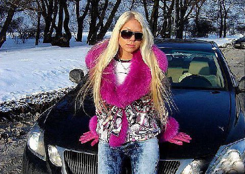 Очень хочется иногда стать такой витальной женщиной с обесцвеченными волосами, которая называет феминистичные идеи о независимости женщин (которые разделяет) стервозностью, носит меховую жилетку, огро