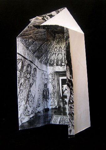 Zelt, 225см x 90см x 90см, шелкография на алюминии, 2012.                                                           Александра Лейкауф.