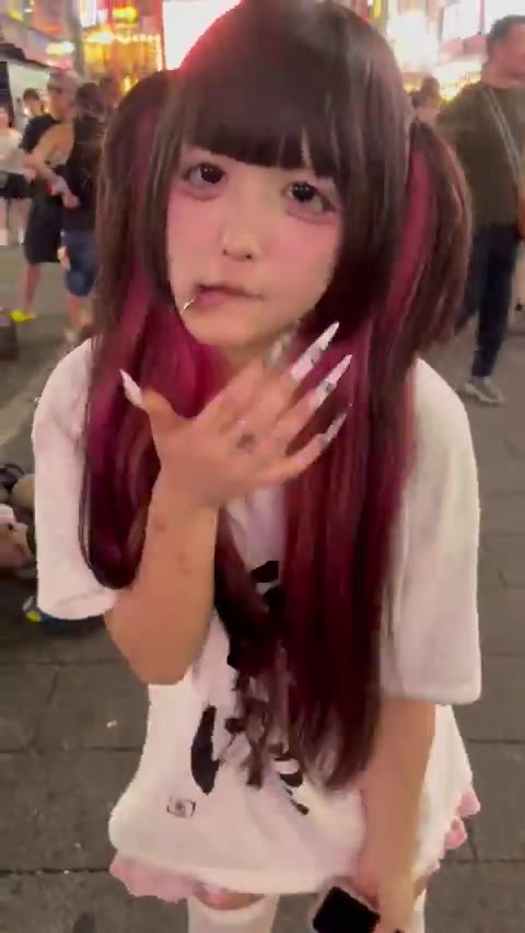 「働いたら負け」のTシャツを着たトー横キッズ女子 シンプルにキモイ動きなんですが･･･ #japan #street

唇にピアスして舌先を2つに割ったスプリットタンにしてるとか･･･。
ファッションの一環なんだろうけど、シンプルに受け付けない。
スラム化が一段と進んでいる印象。

🗞 Subscribe|💬 Join Chat|❤️ Support us|🗾 Learn Japanese