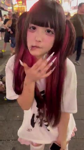 「働いたら負け」のTシャツを着たトー横キッズ女子 シンプルにキモイ動きなんですが･･･ #japan #street

唇にピアスして舌先を2つに割ったスプリットタンにしてるとか･･･。
ファッションの一環なんだろうけど、シンプルに受け付けない。
スラム化が一段と進んでいる印象。

🗞 Subscribe|💬 Join Chat|❤️ Support us|🗾 Learn Japanese