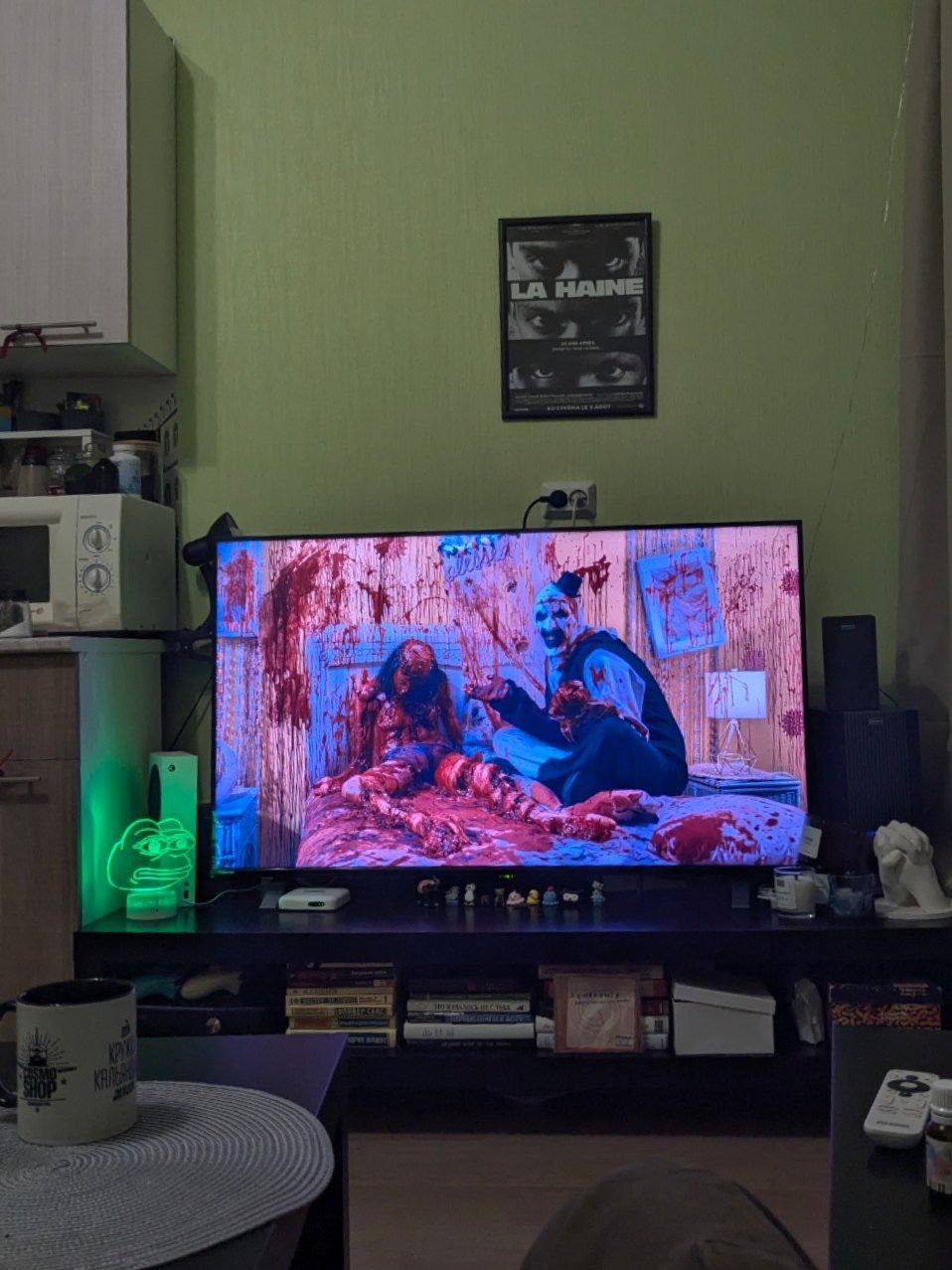 во второй части трэшак на максимум выкрутили канеш. 

(минусов не вижу)