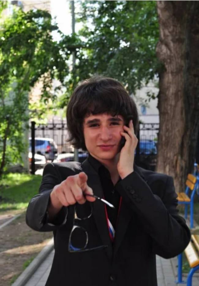 Внимательно рассмотри человека на прилагающейся фотографии. Можешь ли ты представить себе, как этот мужчина плачет и набирает дрожащими пальцами телефон какой-то невнятной бляди, чтобы рассказать о св