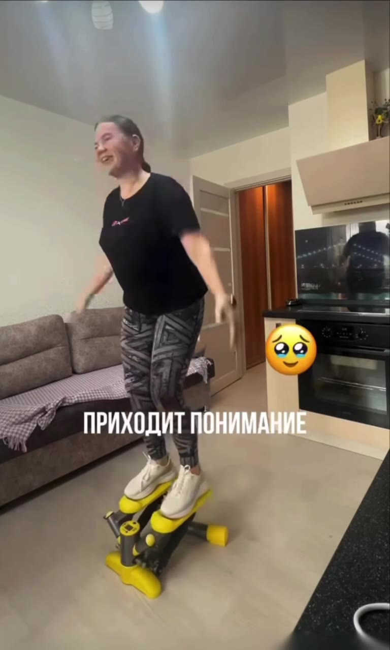 — ПРИХОДИТ >