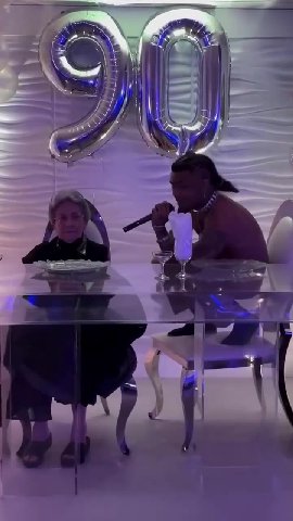 Рэпер Lil Pump поздравил свою бабушку с 90-летием, исполнив ей свой хит Gucci Gang.

👤 emopurring