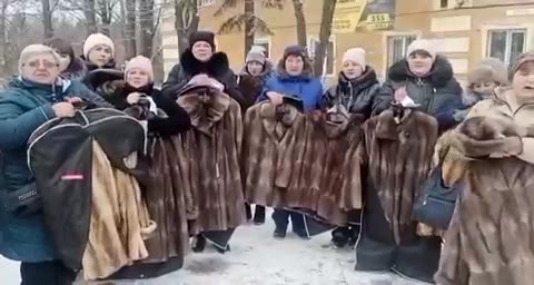 «Правда, спасибо большое! От чистого сердца». 

Вдовам погибших на войне из Луганска раздали шубы, они очень довольны. 

Об этом сообщил соратник Игоря Стрелкова Евгений Скрипник. 

👉 Топор +18. Подпи
