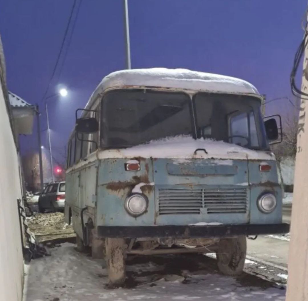 Robur LO 3000 — это универсальный автобус малого класса, выпускавшийся в ГДР на заводе VEB Robur-Werke Zittau с 1974 по 1984 год. Он был построен на базе одноименного 3-тонного грузовика и широко испо