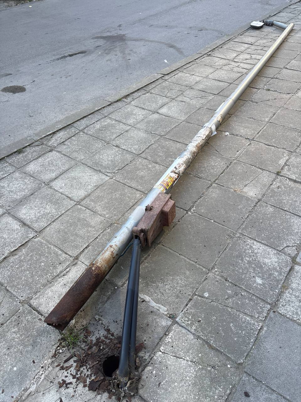 столб упал прикиньте. а если б на темечко кому.... мне кажется потому что собаки ссали...