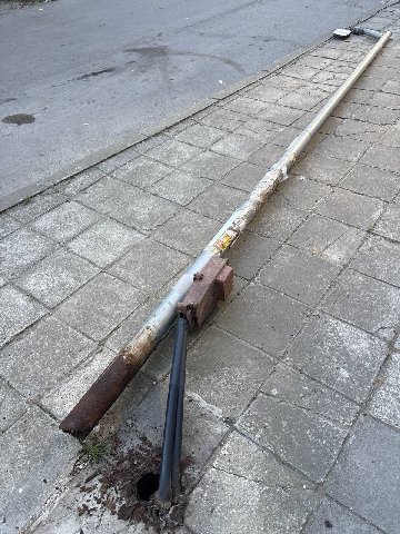 столб упал прикиньте. а если б на темечко кому.... мне кажется потому что собаки ссали...