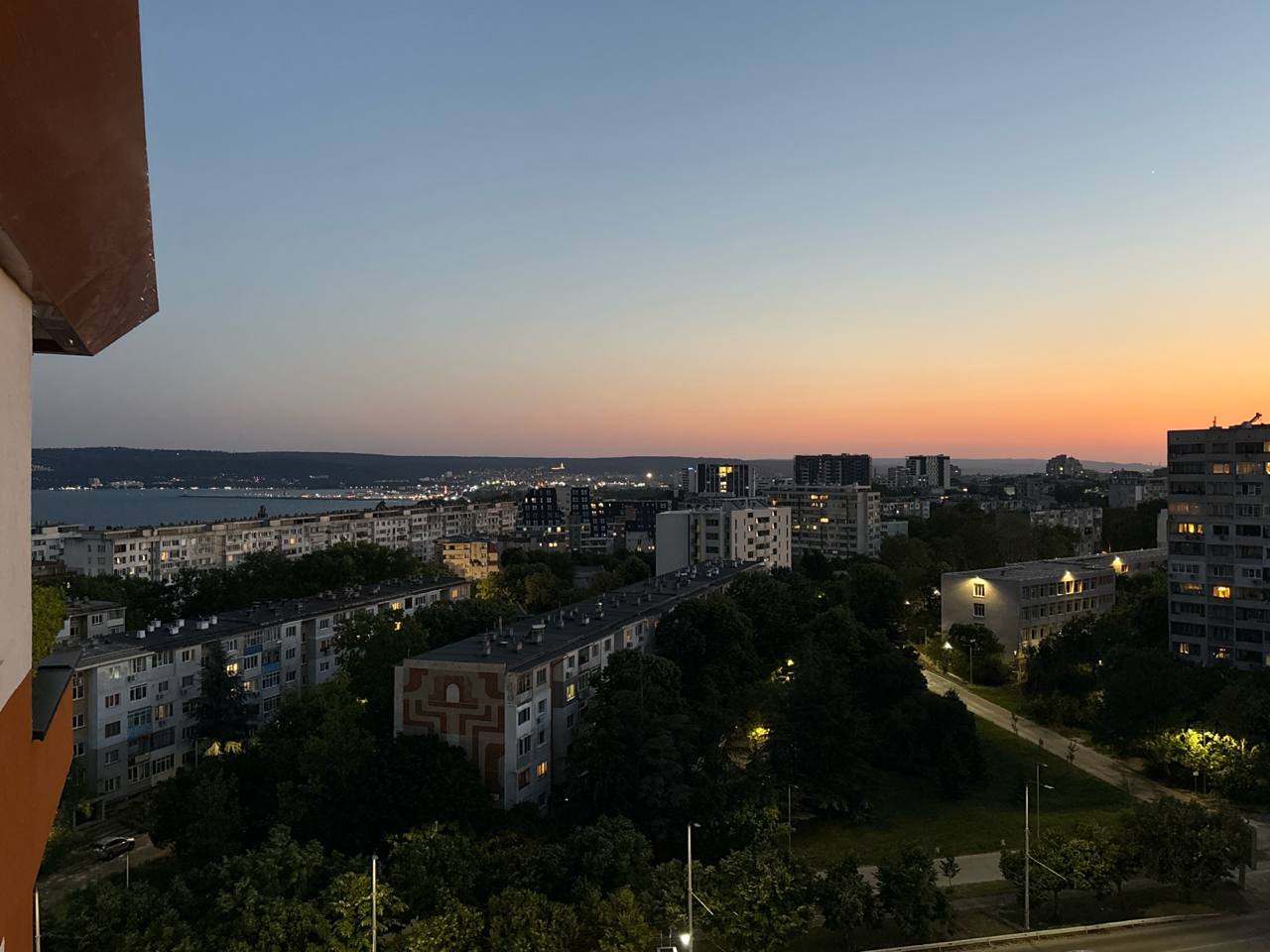 снял хатёжку с таким видом ебейшим, хоть и немного в очке. Панельки и море. 

Невольно задумываешься, почему в Москве нет домов с таким видом....