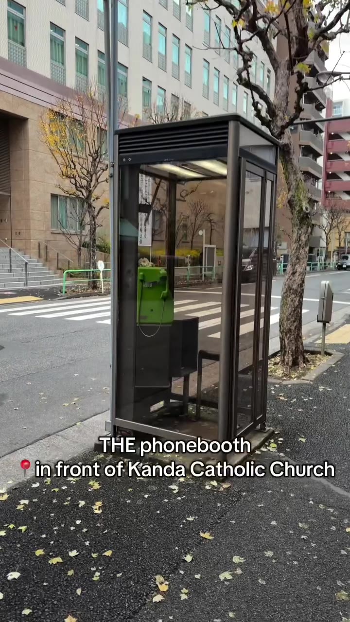 Lee ТНЕрНопебоо "=. ^— infront of Kanda.Catholic Church ’ troisbagues vertes уз Ly 2 sige ранены тео