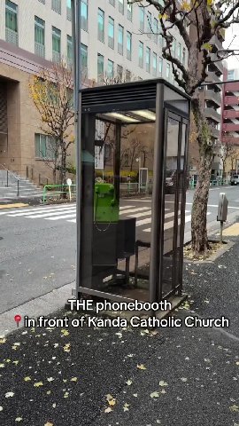 Lee ТНЕрНопебоо "=. ^— infront of Kanda.Catholic Church ’ troisbagues vertes уз Ly 2 sige ранены тео