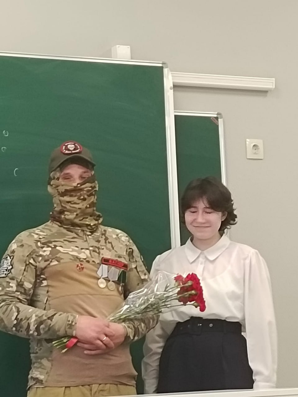 Бывший администратор группы «Синий кит» Александр Глазов, который массово склонял детей к суициду, подписал контракт с ЧВК «Вагнер» и вышел из тюрьмы по УДО. В октябре он провел в средней школе № 1 в