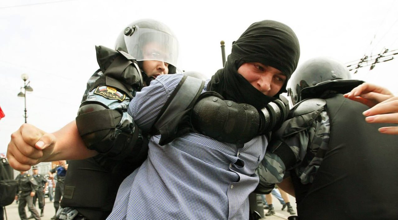 ⚡️В Петербурге силовики жестко разогнали митинг противников Запада

В преддверии саммита «Большой восьмерки-2006» (Франция, Германия, Британия, США, Япония, Канада, Италия и Россия) в Петербурге милиц