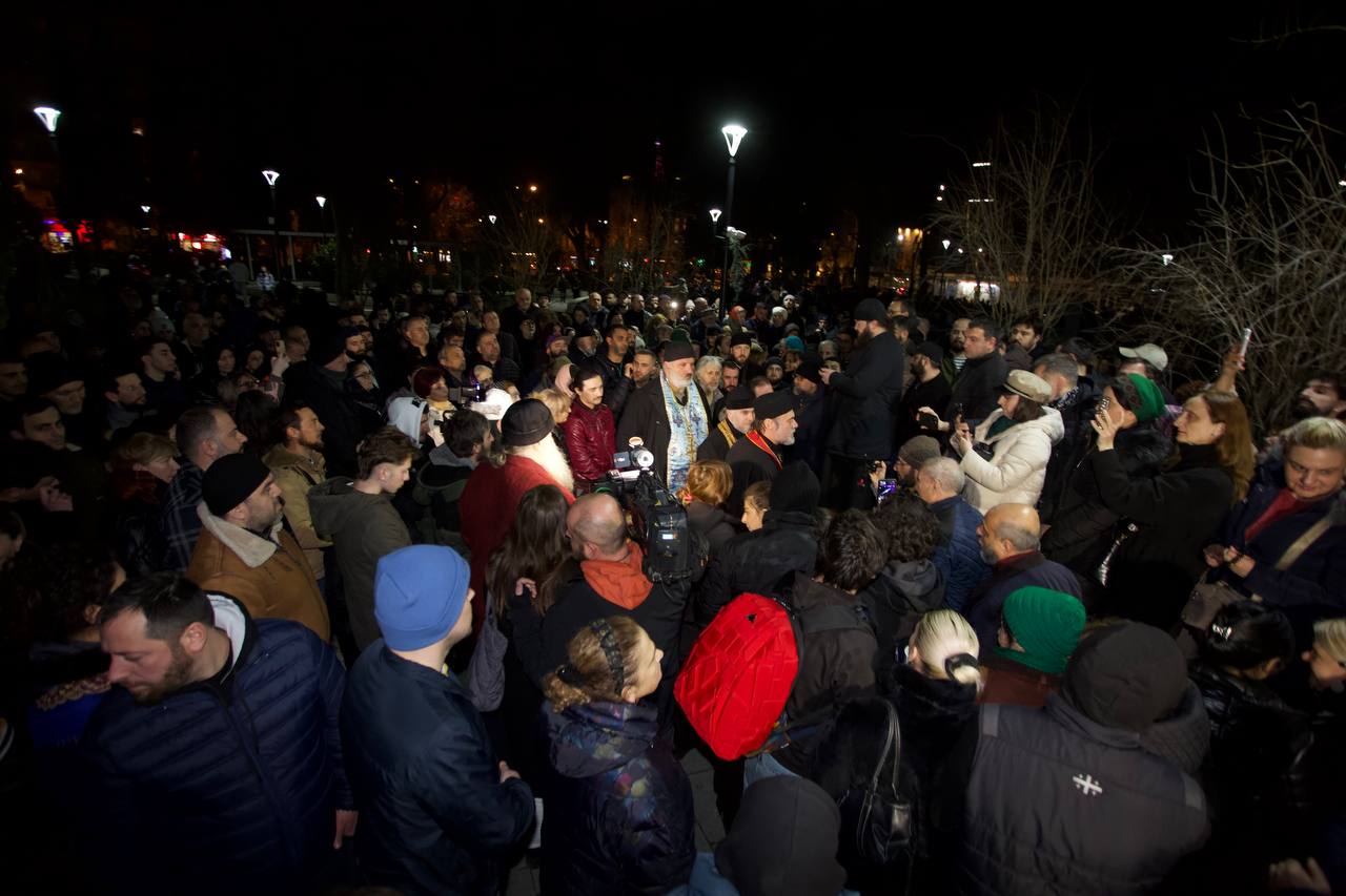 Молебен у Bassiani против наркотиков — 6 фото

Примерно в 22:40 в пятницу, 9 февраля, у известнейшего клуба Грузии Bassiani в Тбилиси начался молебен против наркотиков, который организовал протоиерей