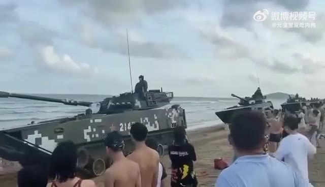 Обычный пляж китайской провинции Фуцзянь (через пролив от Тайваня).

Никакого отдыха!