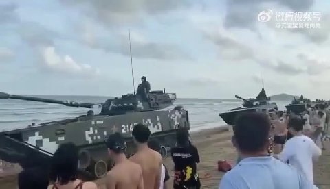 Обычный пляж китайской провинции Фуцзянь (через пролив от Тайваня).

Никакого отдыха!
