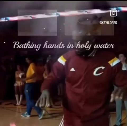 у Bathing avi by water