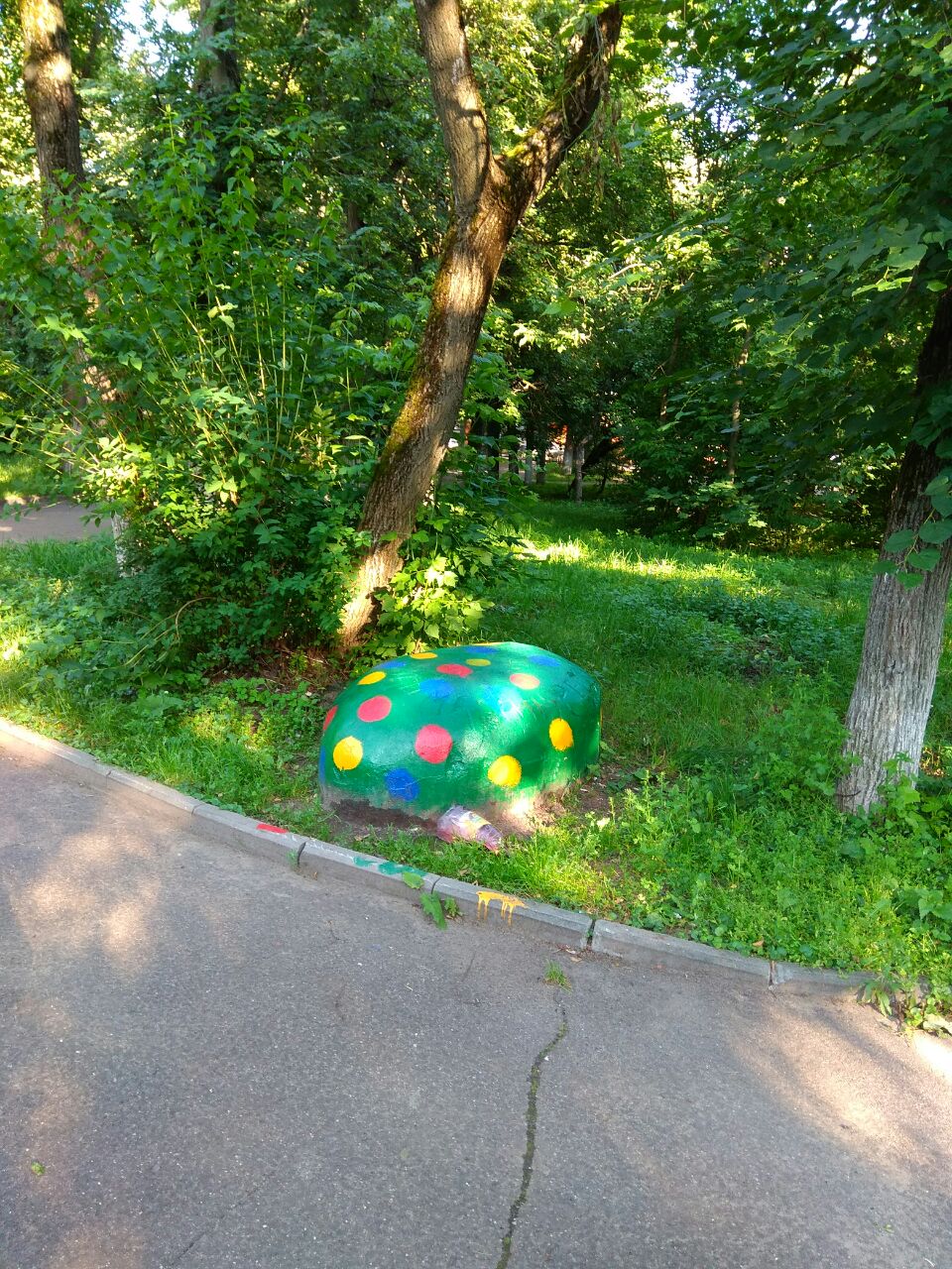 пятнистый камень.