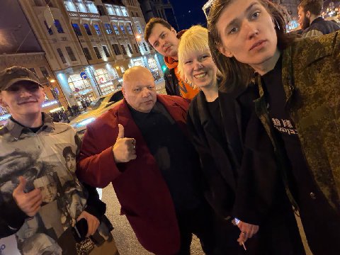 Атмосферное фото "Тыловые времён СВО" — в Белую Ночь на Восстания Стас Барецкий и Максин тусят (из тез кого знаю).