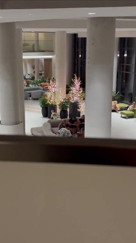 вот блять немец хуярит нахуй в футбол на всё лобби отеля, там люди сидят чилят со стаканчиками. 

Не могу представить чтоб русский себя так вёл, вообще с немцев в ахуе, это такие бля челики нахуй селю