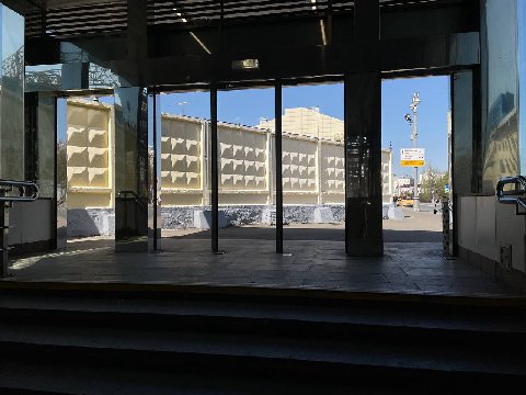 Итак, что же это за обшарпанный забор ПО-2 на этом снимке? А это пасхалка к моему фильму, который я начну снимать, когда закончу с «Отпрыском», который снимаю сейчас. 
Для двух сцен мне очень требуютс