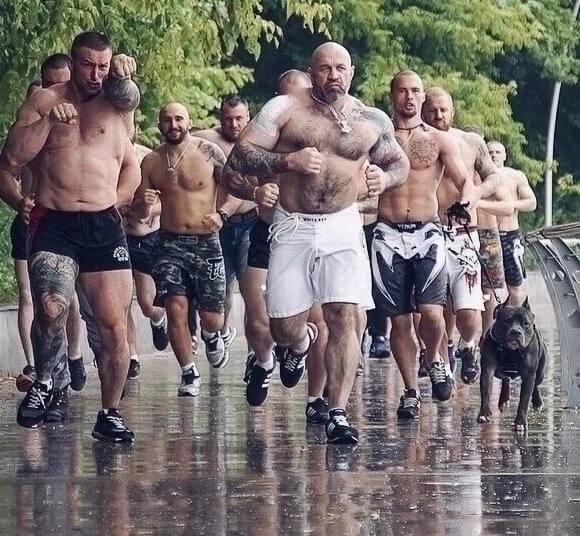 мы с парнями бежим смотреть на пухососы
