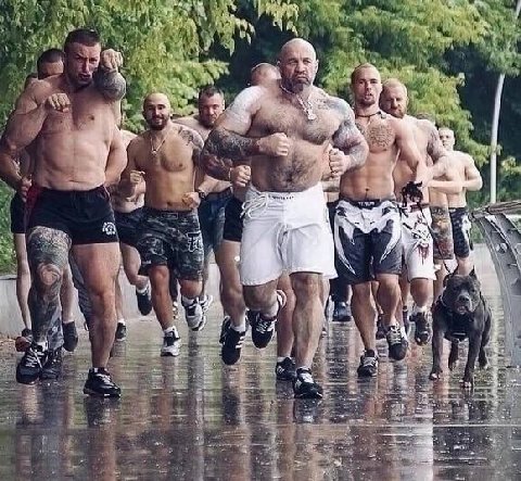 мы с парнями бежим смотреть на пухососы