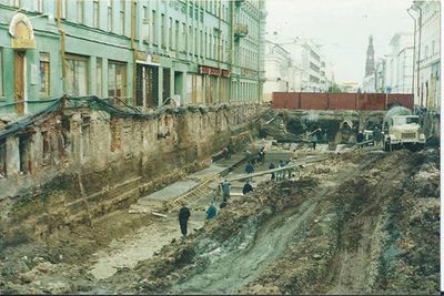 МОСКВУ ОТКОПАЛИ.

Существует теория, что город не был построен, а обнаружен под толстым слоем грунта и откопан. Многие здания имеют засыпанные первые этажи, а фундаменты старинных построек уходят на г