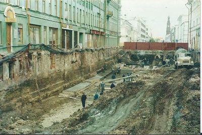 МОСКВУ ОТКОПАЛИ.

Существует теория, что город не был построен, а обнаружен под толстым слоем грунта и откопан. Многие здания имеют засыпанные первые этажи, а фундаменты старинных построек уходят на г