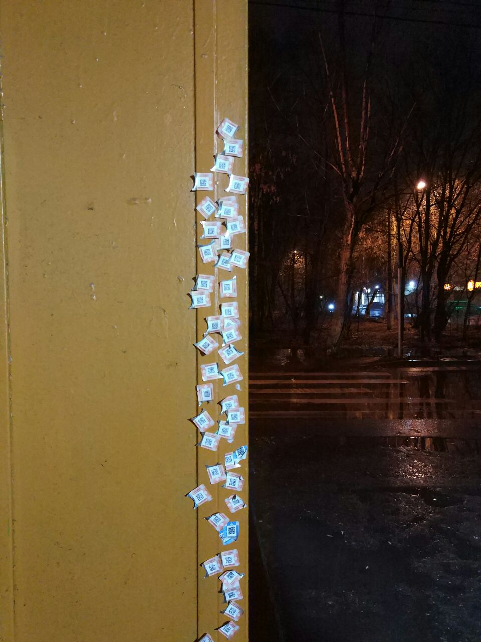Так выглядят реальные русские СКРЕПЫ. Акцизы от чекушек водки, по 0,1. Кто-то регулярно выпивает на остановке, клеит на память. Г. Жуковский, ул. Чапаева.