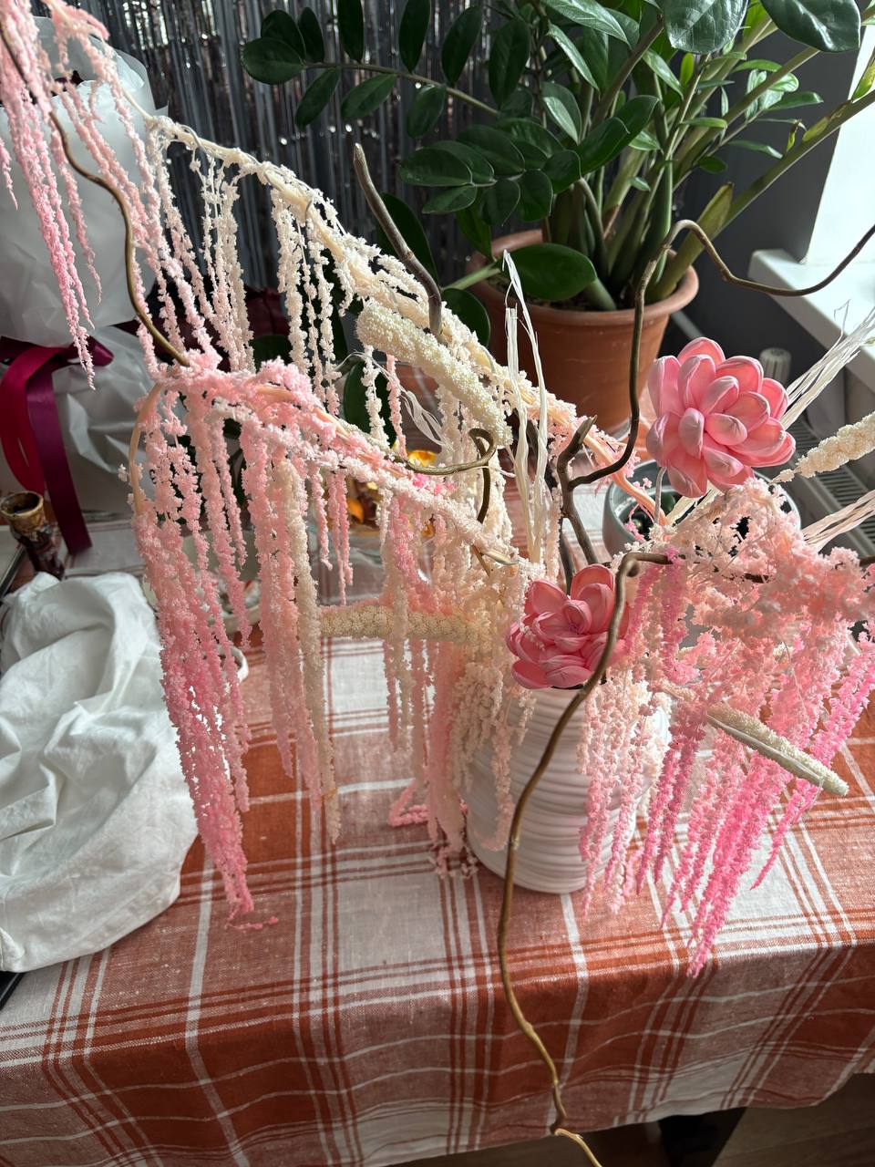все охуеваю какие в этом доме пиздатые букеты (дарит парень сестренки сестренке) 

лучше только в домах женщин за которыми решил ухаживать кирилл