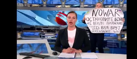 В студии Первого канала во время выпуска новостей появилась девушка с антивоенным плакатом.