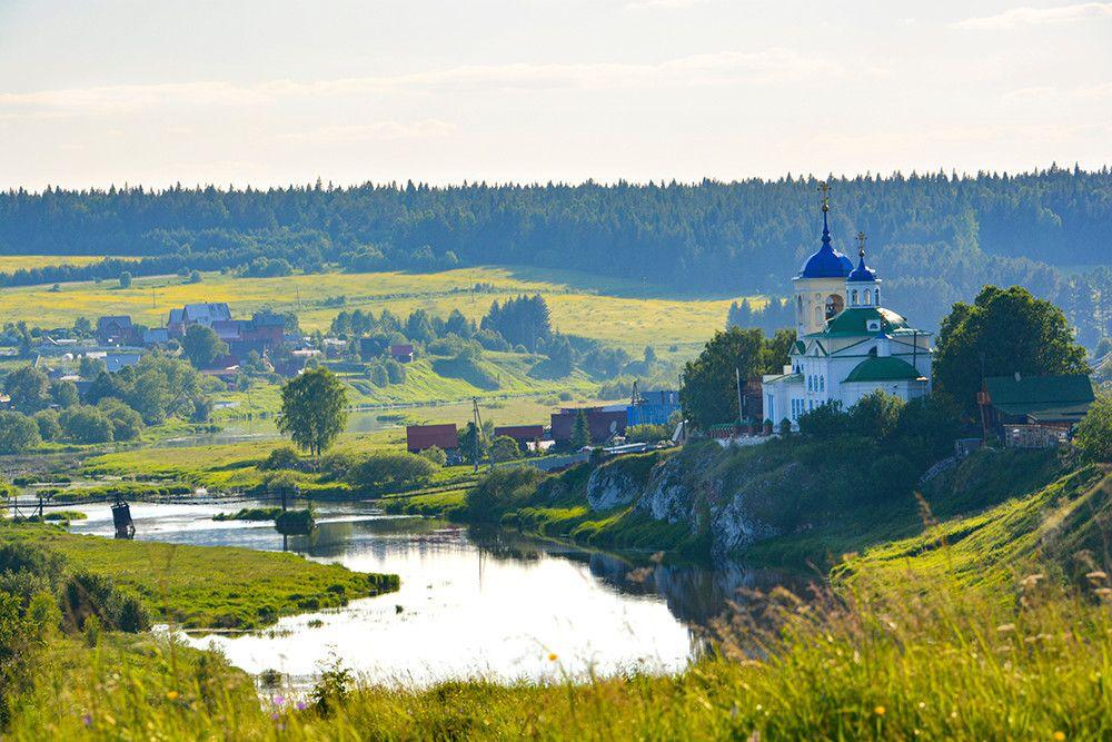 Я так люблю родимый край
Душистый запах трав как мёд
Берёз белёсых каравай
И негр Канье Уэст поёт

август 2026