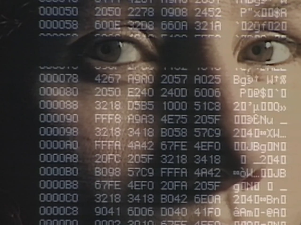 Level Five, 1997, dir. Chris Marker. 

После смерти возлюбленного Лора получает доступ к его незавершенному проекту — компьютерной игре о битве за Окинаву. Пытаясь завершить работу, она погружается в