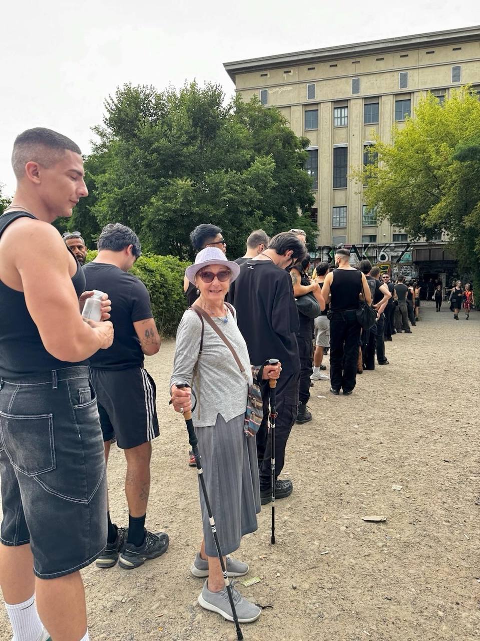 не иди бабка обоссут