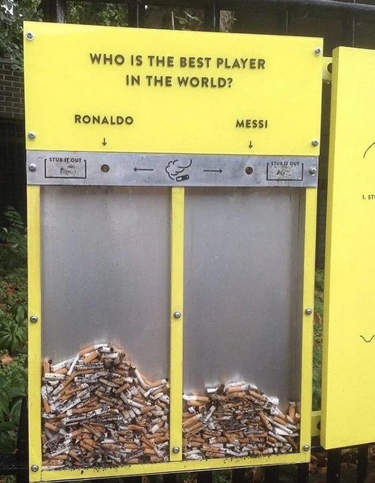 WHO 1$ THE BEST PLAYER IN THE WORLD? RONALDO MESSI 4 4 2 2 1, 4 3 Я She В а У. A