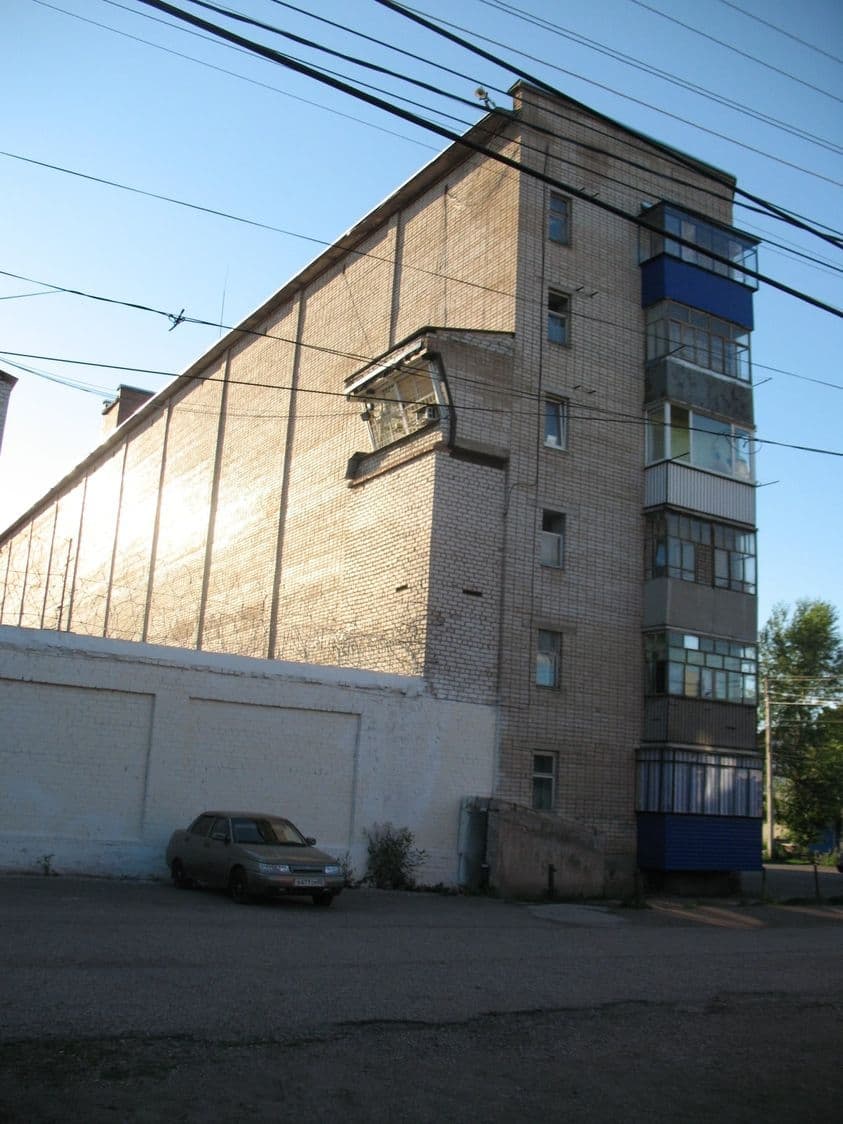 Жилой дом для сотрудников СИЗО в Стерлитамаке, совмещенный со сторожевой вышкой.