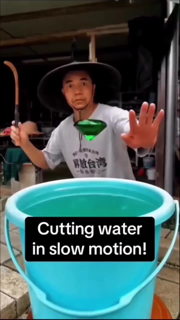 > Cutting water | | inslow motion! Г