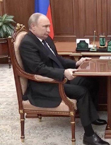 Эт ты вцепился в мебель на дне рождения друга в 2012м, когда покурил спайс и боялся, что тебя вместе со стулом опрокинет волнами музыки из колонки