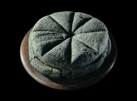 хлеб из Геркуланума (сохранился благодаря частичному пиролизу), 79 г. н.э.
надпись «Собственность Целера. Раба Граниуса Веруса»