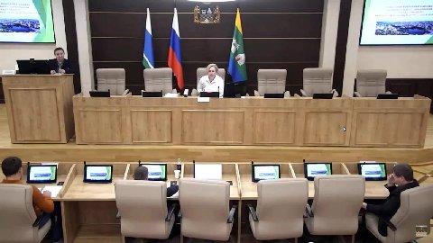 «Здесь депутаты сидят — лучшие люди города».

В гордуме Екатеринбурга депутаты посрались с чиновниками из-за ремонта дорог. В ходе срача единоросс Александр Колесников заявил, что депутаты — это «лучш