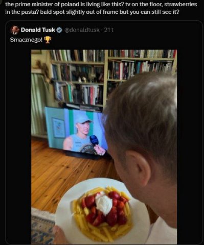 the prime minister of poland is living like this? on the floor, strawberries in the pasta? bald spot slightly out of frame but you can still see it? Donald Tusk 211 Smacznego! я 4