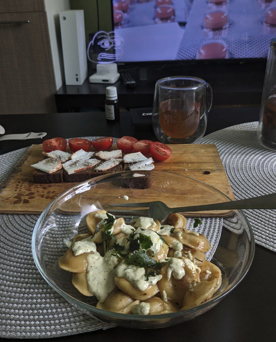 кукинг, пацаны. 

заодно держите белый соус, который спасёт любую хрючу:

-мазик (ЕЖК ЕКБ 💪)
-чеснок
-соленые огурцы
-зелень
-песто
-солим
-пердим 
-перчим