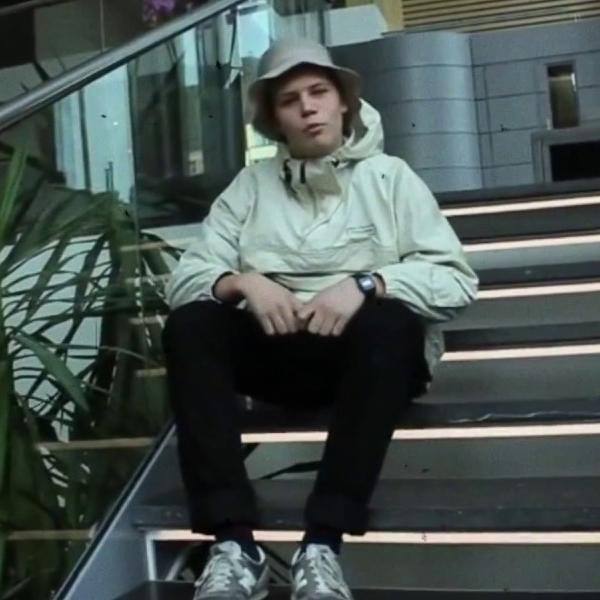 Ушла эпоха: в Стокгольме снесли ту самую лестницу, на которой сидел Yung Lean в своем культовом высокобюджетном клипе «Ginseng Strip 2002».