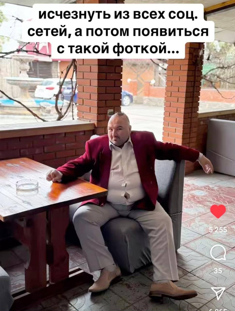 исчезнуть из всех соц. сетей, а потом появиться стакой фоткой... as A a