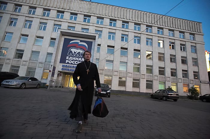 В июне 2008-го арт-группа «Война» провела в Москве акцию «Мент в поповской рясе». Один из основателей группы Олег Воротников в одежде священника, под которой была надета форма сотрудника милиции, пошё