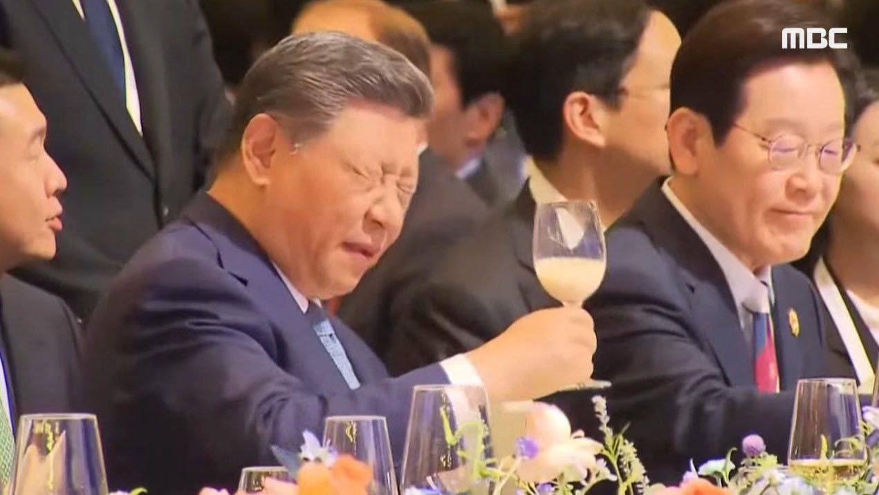 — 🇨🇳/🇰🇷 NEW: Chinese President Xi Jinping, during a state visit to South Korea, was surprised by how strong the alcohol was at the banquet

@Middle_East_Spectator