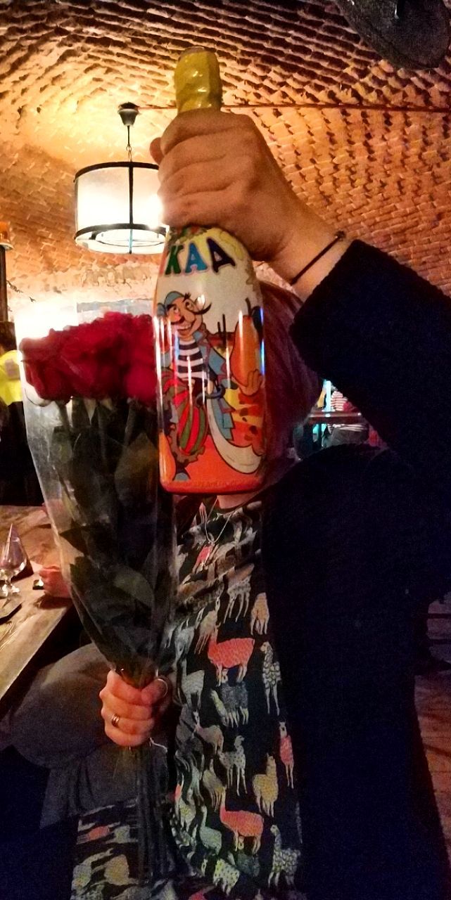 Поздравила одмена @axaxanakanecta с днюшкой 🦄 пойдем в караоке пить душевные в душу композиции 👾
