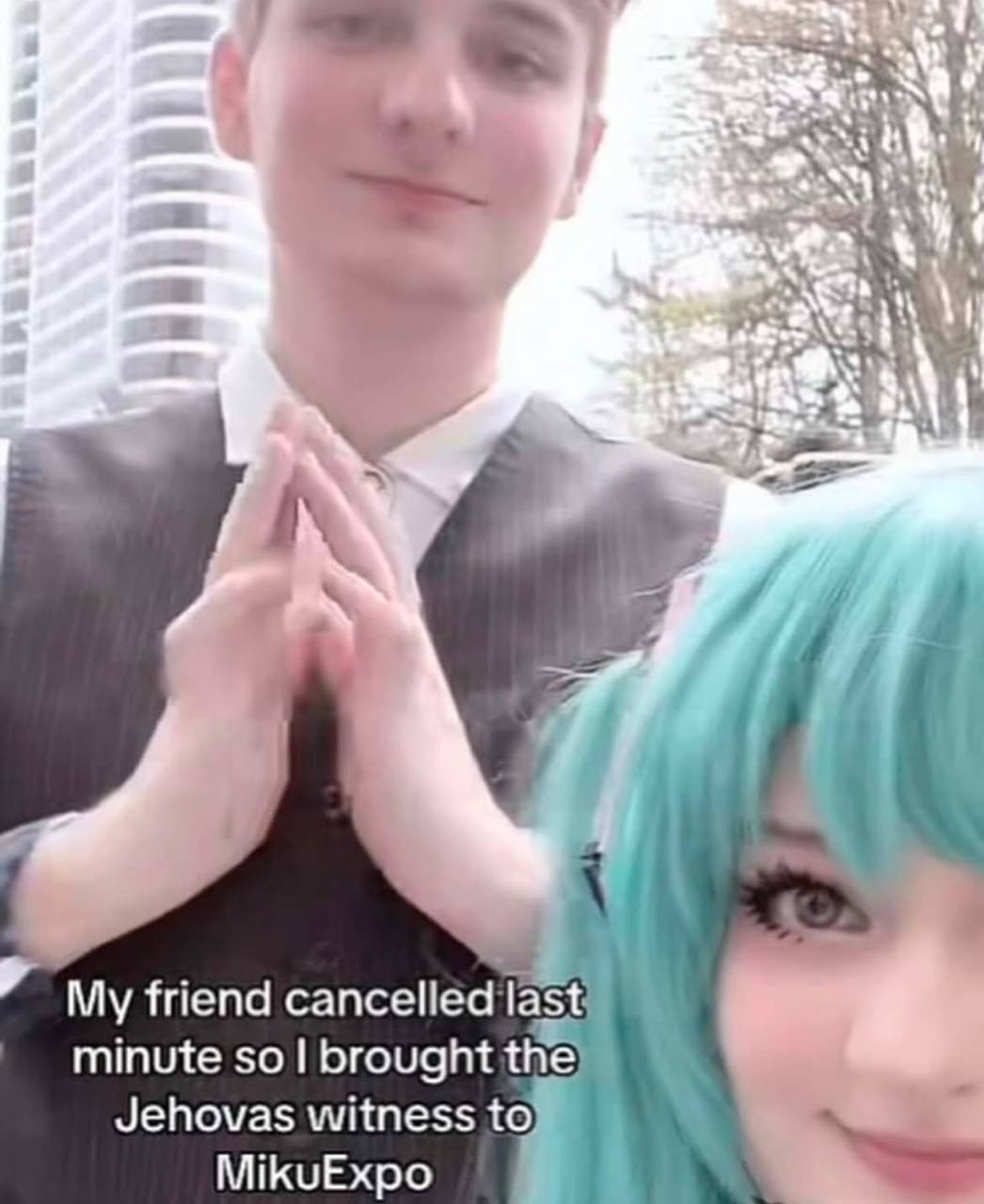 4 My friend last minute so brought the) Jehovas witness to MikuExpo