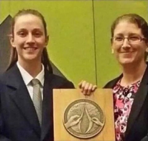 помню мы играли в квиз в баре коала город чанчжоу и там дали бланк куда ответы писать и нужно было назвать нашу команду а я играл с один лишь чуваком в команде и он мне до начала квиза рассказывал как